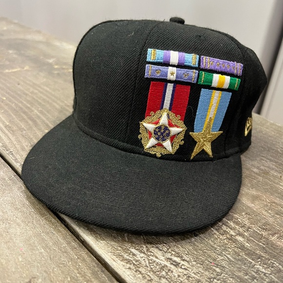 New Era MEDALLED Black Fitted Hat 7 3/8 used excellent condition - Picture 1 of 4